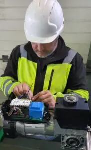 Optim Door - Oferim servicii de întreținere și reparații pentru porți și uși industriale, asigurându-ne că funcționează perfect și durabil în timp.