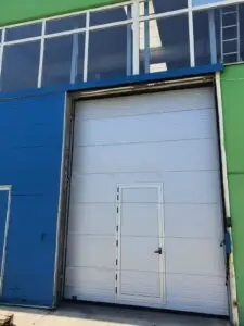 Optim Door - Vânzare și montaj expert de uși industriale, garantând funcționalitate și siguranță maximă pentru afacerea dumneavoastră.