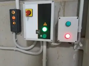 Optim Door - Automatizăm uși industriale pentru a spori eficiența și siguranța, oferind soluții personalizate și tehnologii de ultimă generație.