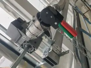 Optim Door - Automatizăm uși industriale pentru a spori eficiența și siguranța, oferind soluții personalizate și tehnologii de ultimă generație.