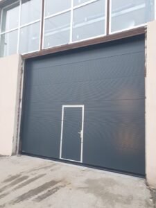 Optim Door - Vânzare și montaj expert de uși industriale, garantând funcționalitate și siguranță maximă pentru afacerea dumneavoastră.