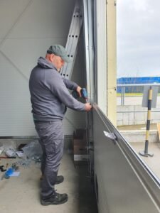 Optim Door - Vânzare și montaj expert de uși industriale, garantând funcționalitate și siguranță maximă pentru afacerea dumneavoastră.
