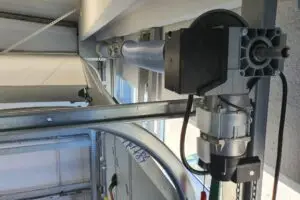 Optim Door - Automatizăm uși industriale pentru a spori eficiența și siguranța, oferind soluții personalizate și tehnologii de ultimă generație.