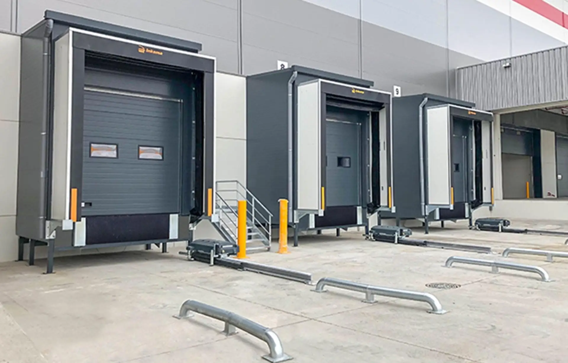 Optim Door - Echipamentul de andocare facilitează încărcarea și descărcarea eficientă a mărfurilor la și de la platformele de încărcare, optimizând procesele logistice.