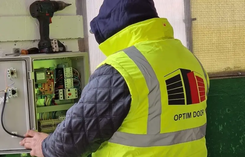 Optim Door - Oferim servicii de întreținere și reparații pentru porți și uși industriale, asigurându-ne că funcționează perfect și durabil în timp.