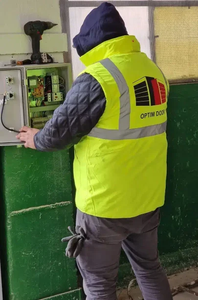 Service și Mentenanță Optim Door - Oferim servicii de întreținere și reparații pentru porți și uși industriale, asigurându-ne că funcționează perfect și durabil în timp.